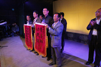 演藝集團(tuán)總經(jīng)理張明帶領(lǐng)小分隊(duì)赴清水縣紅堡鎮(zhèn)李店村慰問(wèn)演出