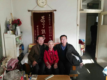 甘肅演藝集團藝術(shù)總監(jiān)胡豫川、甘肅秦腔藝術(shù)劇院副總經(jīng)理馬臨軍等慰問甘肅秦腔藝術(shù)劇院部分離退休老同志