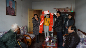 甘肅演藝集團董事長朱玉蘭、總經(jīng)理張明、藝術總監(jiān)胡豫川等慰問離退休老同志
