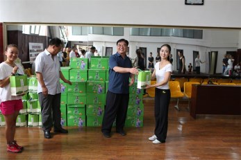 工會(huì)送清涼 職工排練忙——省科教文衛(wèi)工會(huì)在甘肅秦腔藝術(shù)劇院舉辦“夏日送清涼”慰問活動(dòng)