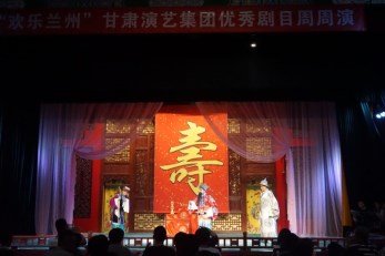 東風(fēng)劇院演出京劇傳統(tǒng)戲《罷宴》、《天女散花》、《審潘洪》