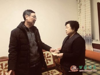 甘肅演藝集團總經(jīng)理張明和藝術總監(jiān)胡豫川帶隊慰問離退休老同志